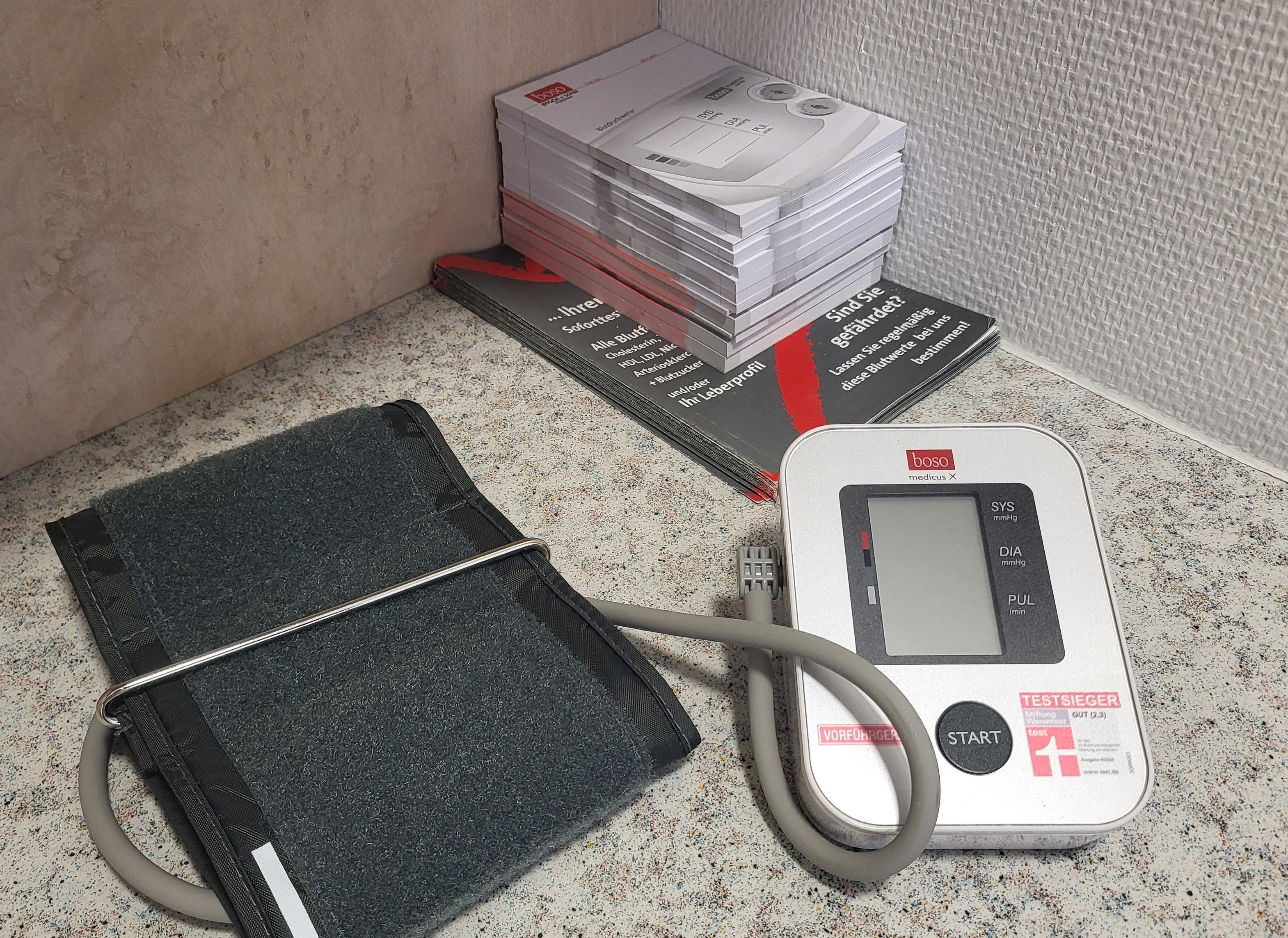 Professionelle Blutdruckmessung in der Lindenberg-Apotheke